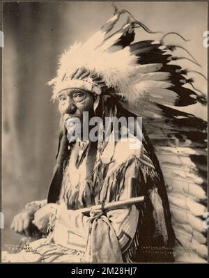 Chief Little Wunde, Ogalalla Sioux , Indians of North America, Dakota Indians, Trans-Mississippi und International Exposition 1898 : Omaha, Neb.. Fotos des amerikanischen Westens Stockfoto