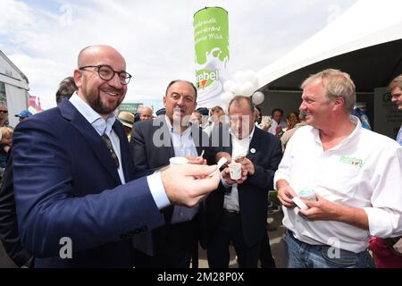 Der belgische Ministerpräsident Charles Michel und der neu ernannte wallonische Ministerpräsident Willy Borsus wurden am Samstag, den 29. Juli 2017 auf der Landwirtschaftsmesse in Libramont vorgestellt. BELGA FOTO JEAN-LUC FLEMAL Stockfoto