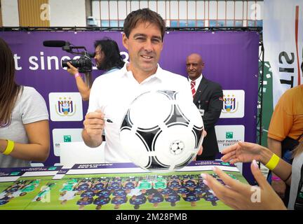 Anderlechts Cheftrainer Rene Weiler unterzeichnet am Fantag der Fußballmannschaft RSC Anderlecht am Sonntag, den 30. Juli 2017 in Anderlecht, Brüssel, ein Autogramm. BELGA PHOTO VIRGINIE LEFOUR Stockfoto