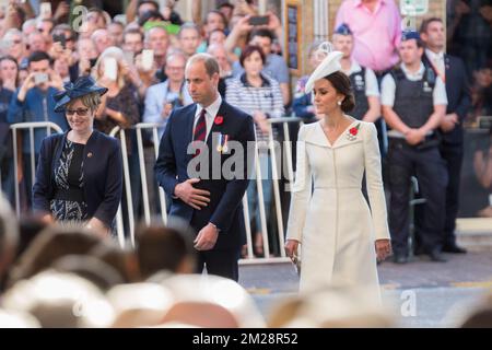 Britische Botschafterin in Belgien, Alison Rose, Prinz William, Herzog von Cambridge und Prinzessin Kate, die Herzogin von Cambridge, treffen zur Zeremonie „Last Post“ am Ypern-Denkmal der Commonwealth war Graves Commission im Menenpoort in Ieper (Menin Gate, Ypern) ein. Teil der Gedenkfeier für das hundertste Jahr von Passchendaele, die dritte Schlacht von Ypern am 30.. Und 31.. Juli 2017, Sonntag, den 30. Juli 2017. BELGA-FOTOPOOL ALAIN ROLLAND Stockfoto