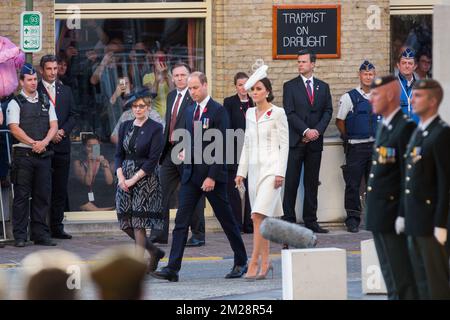 Britische Botschafterin in Belgien, Alison Rose, Prinz William, Herzog von Cambridge und Prinzessin Kate, die Herzogin von Cambridge, treffen zur Zeremonie „Last Post“ am Ypern-Denkmal der Commonwealth war Graves Commission im Menenpoort in Ieper (Menin Gate, Ypern) ein. Teil der Gedenkfeier für das hundertste Jahr von Passchendaele, die dritte Schlacht von Ypern am 30.. Und 31.. Juli 2017, Sonntag, den 30. Juli 2017. BELGA-FOTOPOOL ALAIN ROLLAND Stockfoto