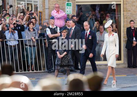 Britische Botschafterin in Belgien, Alison Rose, Prinz William, Herzog von Cambridge und Prinzessin Kate, die Herzogin von Cambridge, treffen zur Zeremonie „Last Post“ am Ypern-Denkmal der Commonwealth war Graves Commission im Menenpoort in Ieper (Menin Gate, Ypern) ein. Teil der Gedenkfeier für das hundertste Jahr von Passchendaele, die dritte Schlacht von Ypern am 30.. Und 31.. Juli 2017, Sonntag, den 30. Juli 2017. BELGA-FOTOPOOL ALAIN ROLLAND Stockfoto