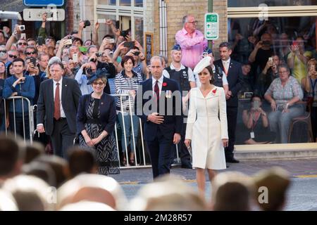 Britische Botschafterin in Belgien, Alison Rose, Prinz William, Herzog von Cambridge und Prinzessin Kate, die Herzogin von Cambridge, treffen zur Zeremonie „Last Post“ am Ypern-Denkmal der Commonwealth war Graves Commission im Menenpoort in Ieper (Menin Gate, Ypern) ein. Teil der Gedenkfeier für das hundertste Jahr von Passchendaele, die dritte Schlacht von Ypern am 30.. Und 31.. Juli 2017, Sonntag, den 30. Juli 2017. BELGA-FOTOPOOL ALAIN ROLLAND Stockfoto