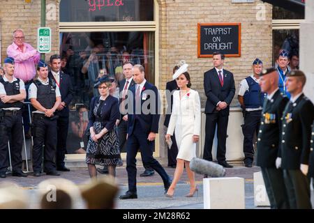 Britische Botschafterin in Belgien, Alison Rose, Prinz William, Herzog von Cambridge und Prinzessin Kate, die Herzogin von Cambridge, treffen zur Zeremonie „Last Post“ am Ypern-Denkmal der Commonwealth war Graves Commission im Menenpoort in Ieper (Menin Gate, Ypern) ein. Teil der Gedenkfeier für das hundertste Jahr von Passchendaele, die dritte Schlacht von Ypern am 30.. Und 31.. Juli 2017, Sonntag, den 30. Juli 2017. BELGA-FOTOPOOL ALAIN ROLLAND Stockfoto