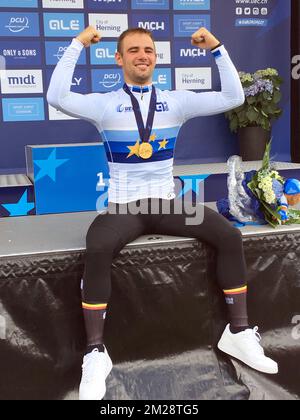 ACHTUNG REDAKTEURE - SMARTPHONE-BILD - BESTER VERFÜGBARER belgischer Radfahrer Victor Campenaerts posiert für die Fotografen, nachdem er am Donnerstag, den 03. August 2017, die Goldmedaille beim Proberennen der Männer bei der europäischen Radmeisterschaft in Herning, Dänemark, gewonnen hat. BELGA FOTO ANN BRAECKMAN Stockfoto