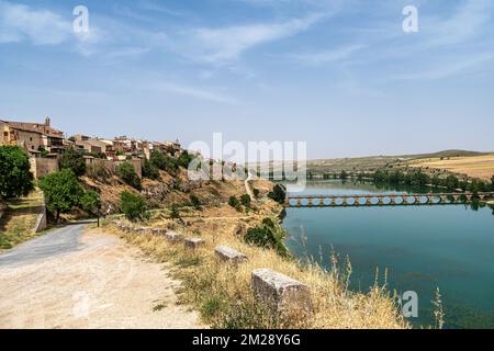 Brücke über den Stausee Linares del Arroyo im mittelalterlichen Dorf Maderuelo. Segovia. Spanien. Europa. Stockfoto