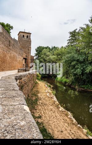 Die Altstadt des mittelalterlichen Dorfes Covarrubias, Burgos, Castilla y Leon, Spanien. Traditionelle Straßen mit traditionellen Mustern auf den Gebäuden wa Stockfoto
