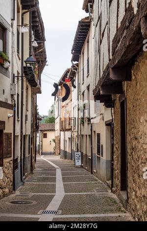 Die Altstadt des mittelalterlichen Dorfes Covarrubias, Burgos, Castilla y Leon, Spanien. Traditionelle Straßen mit traditionellen Mustern auf den Gebäuden wa Stockfoto