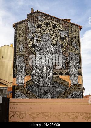 Wandmalerei namens Affenvogel in Burgos, Castille und Leon, Spanien. MonkeyBird malt monumentale Schablonen zu Ehren der Kathedrale von Burgos Stockfoto