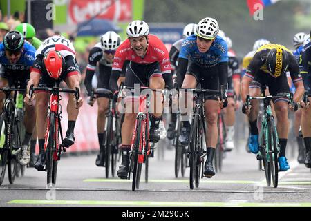 Slowenischer Marko Kump aus den Vereinigten Arabischen Emiraten Abu Dhabi, belgischer Edward Theuns von Trek-Segafredo und belgischer Tim Merlier aus Veranda's Willems - Crelan Sprint für den Abschluss der vierten Etappe der BinckBank Tour durch Belgien und die Niederlande, 154,2 km von und nach Lanaken, Belgien, Donnerstag, 10. August 2017. BELGA FOTO DAVID STOCKMAN Stockfoto