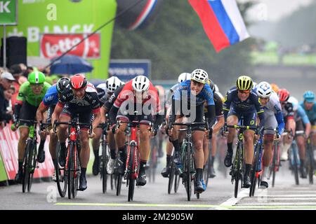 Slowenischer Marko Kump aus den Vereinigten Arabischen Emiraten Abu Dhabi, belgischer Edward Theuns von Trek-Segafredo und belgischer Tim Merlier aus Veranda's Willems - Crelan Sprint für den Abschluss der vierten Etappe der BinckBank Tour durch Belgien und die Niederlande, 154,2 km von und nach Lanaken, Belgien, Donnerstag, 10. August 2017. BELGA FOTO DAVID STOCKMAN Stockfoto