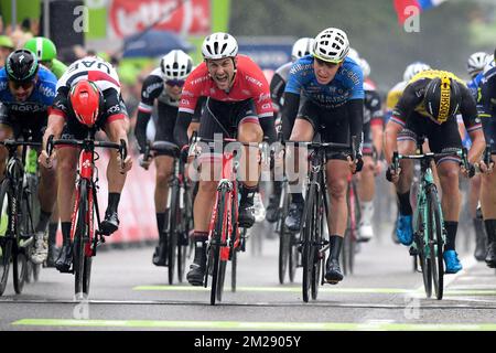 Slowenischer Marko Kump aus den Vereinigten Arabischen Emiraten Abu Dhabi, belgischer Edward Theuns von Trek-Segafredo und belgischer Tim Merlier aus Veranda's Willems - Crelan Sprint für den Abschluss der vierten Etappe der BinckBank Tour durch Belgien und die Niederlande, 154,2 km von und nach Lanaken, Belgien, Donnerstag, 10. August 2017. BELGA FOTO DAVID STOCKMAN Stockfoto