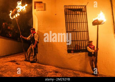 13. Dezember 2022: 13. Dezember 2022 (Casarabonela, Malaga) los rondeles, erklärtes Festival of National Tourist Interest of Andalusisia, eine Mischung aus Tradition und populärem Eifer. Die ganze Stadt ging auf die Straße, um den göttlichen Hirten zum Licht der Capachos zu begleiten, die von den Straßen der Gemeinde gefangen wurden. Schon im 18. Jahrhundert haben die Müller von Casarabonela die Divina Pastora in Prozession genommen, um ihr für die Ernte zu danken. Und sie taten es wie in keinem anderen Teil der Welt: Jahr für Jahr, jedes Jahr am 12. Dezember, am Vorabend von St. Lucia, ob es nun ein Festmahl oder ein Arbeitszimmer war Stockfoto