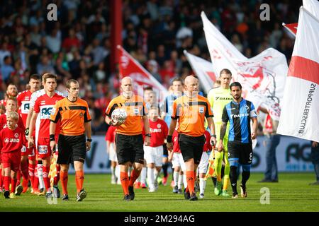 Kortrijks Spieler, Schiedsrichter Sebastien Delferiere und Clubspieler, die zu Beginn des Jupiler Pro League-Spiels zwischen KV Kortrijk und Club Brügge in Kortrijk am Sonntag, dem 20. August 2017, am vierten Tag der Jupiler Pro League, der belgischen Fußballmeisterschaft 2017-2018, fotografiert wurden. BELGA FOTO BRUNO FAHY Stockfoto