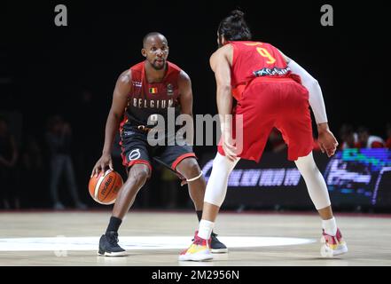 Jonathan Tabu aus Belgien und Ricky Rubio aus Spanien kämpfen bei einem freundschaftlichen Vorbereitungsspiel vor der Euro 2017 um den Ball zwischen der belgischen nationalen Männer-Basketballmannschaft Belgische Löwen und Spanien am Mittwoch, den 23. August 2017 in Brüssel. BELGA PHOTO VIRGINIE LEFOUR Stockfoto