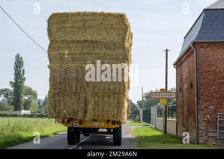 Traktor beladen mit Strohballen auf einer Landstraße | Tracteur Charge de bottes de paille sur une Route de Campagne 29/08/2017 Stockfoto