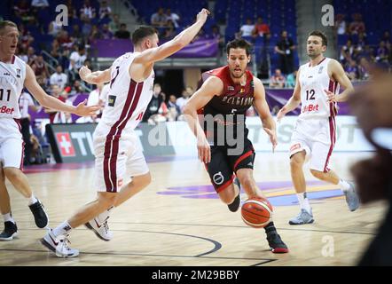 Der lettische Dairis Bertans und Sam Van Rossom aus Belgien kämpfen um den Ball während eines Basketballspiels zwischen den belgischen Löwen und Lettland, dem zweiten Spiel in der Gruppenphase des FIBA EuroBasket 2017-Turniers für Männer, Samstag, den 02. September 2017, in Instabul, Türkei. BELGA PHOTO VIRGINIE LEFOUR Stockfoto