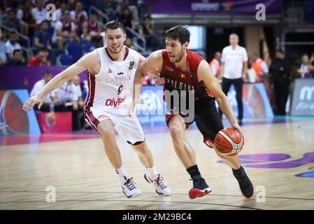 Der lettische Dairis Bertans und Sam Van Rossom aus Belgien kämpfen um den Ball während eines Basketballspiels zwischen den belgischen Löwen und Lettland, dem zweiten Spiel in der Gruppenphase des FIBA EuroBasket 2017-Turniers für Männer, Samstag, den 02. September 2017, in Instabul, Türkei. BELGA PHOTO VIRGINIE LEFOUR Stockfoto