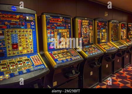 Row of colourful slot machines / fruit machines | Machines à sous 08/06/2017 Stock Photo