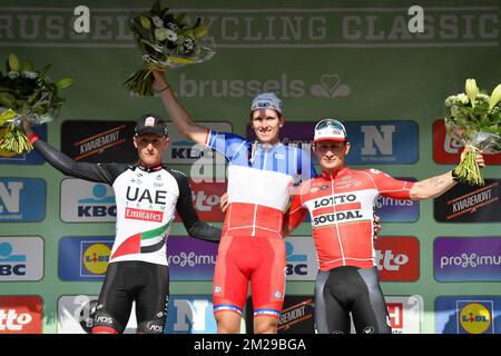 Der slowenische Marko Kump der Vereinigten Arabischen Emirate Abu Dhabi, der französische Arnaud Demare von FDJ und der deutsche Andre Greipel von Lotto Soudal feiern auf dem Podium nach der 5.. Ausgabe des Radrennen „Brussels Cycling Classic“, 201,3 km von und nach Brüssel, Samstag, den 02. September 2017. BELGA FOTO DAVID STOCKMAN Stockfoto