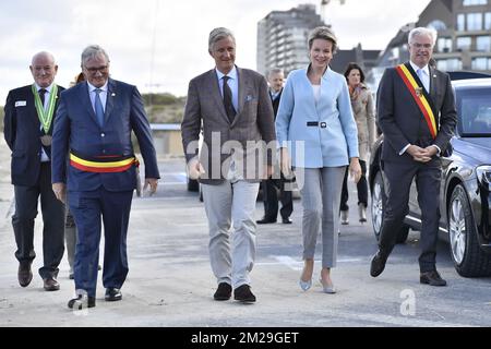 König Philippe - Filip von Belgien, Königin Mathilde von Belgien, begleitet vom Gouverneur der Provinz Westflandern Carl Decaluwe (R) und dem Bürgermeister von Koksijde Marc Vanden Bussche (L) bei ihrer Ankunft zu einem königlichen Besuch in der Orde van de Paardevisser, Garnelenfischer auf Pferden, Dienstag, 12. September 2017 in Oostdujinkerke, Kokostdujde. BELGA FOTO DIRK WAEM Stockfoto