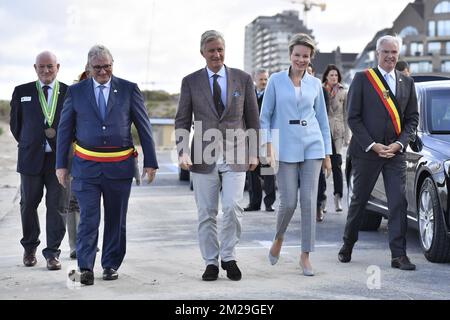 König Philippe - Filip von Belgien, Königin Mathilde von Belgien, begleitet vom Gouverneur der Provinz Westflandern Carl Decaluwe (R) und dem Bürgermeister von Koksijde Marc Vanden Bussche (L) bei ihrer Ankunft zu einem königlichen Besuch in der Orde van de Paardevisser, Garnelenfischer auf Pferden, Dienstag, 12. September 2017 in Oostdujinkerke, Kokostdujde. BELGA FOTO DIRK WAEM Stockfoto