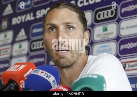 Anderlechts Assistenztrainer Nicolas Frutos wurde auf einer Pressekonferenz von Assistenztrainer Nicolas Frutos im Vorfeld des morgigen Spiels von 1/16 Finalen des belgischen Pokals am Dienstag, den 19. September 2017 in Brüssel abgebildet. Gestern hat Sporting Anderlecht den Schweizer Cheftrainer Weiler entlassen, nachdem er in den ersten sieben Spielen 9 von 21 Punkten gesammelt hatte. BELGA FOTO THIERRY ROGE Stockfoto