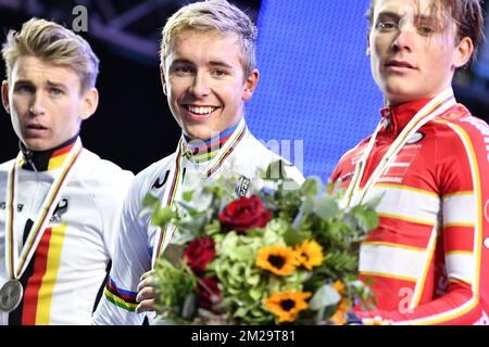 L-R, zweiter deutscher Lennard Kamna, Gewinner der französischen Benoit Cosnefroy und Dritter Dannish Michael Svendgaard feiern auf dem Podium des Straßenrennen der Herren bei der UCI Road World Cycling Championships 2017 in Bergen, Norwegen, Samstag, den 23. September 2017. BELGA FOTO YORICK JANSENS Stockfoto