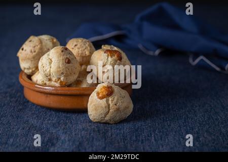 Chipa, typisches Paraguayanisches Käsebrot auf blauer Tischdecke mit Kopierraum. Stockfoto