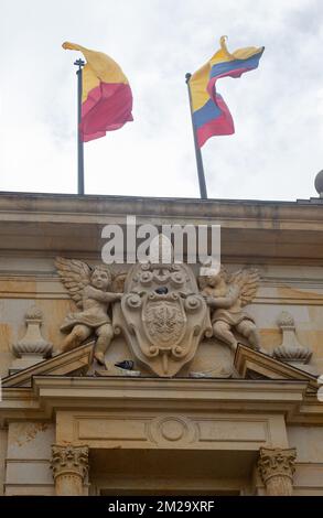 Palacio Arzobispal mit den offiziellen Flaggen Kolumbiens und Bogotas. Stockfoto