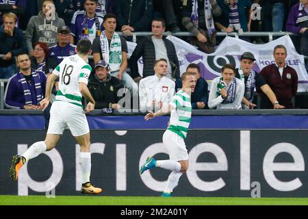 Die Leigh Griffiths von Celtic feiern nach einem Tor im zweiten Spiel der Gruppenphase (Gruppe B) des UEFA Champions League-Wettbewerbs zwischen der belgischen Fußballmannschaft RSC Anderlecht und dem schottischen Celtic FC am Mittwoch, den 27. September 2017 in Brüssel. BELGA FOTO BRUNO FAHY Stockfoto