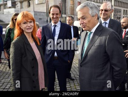 Die Sängerin Axelle Red, Jean Van Wetter vom Handicap International belgium und der Vizepremierminister und Außenminister Didier Reynders, die bei einem königlichen Besuch zur Eröffnung der Fotoausstellung "pour un monde sans Mines - voor een wereld zonder landmijn" (für eine Welt ohne Landminen) zu sehen waren; Freitag, den 29. September 2017 in Brüssel. BELGA FOTO ERIC LALMAND Stockfoto