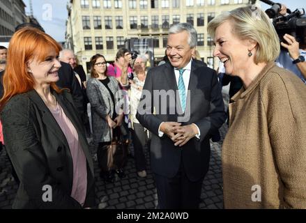 Die Sängerin Axelle Red, Vizepremierministerin und Außenministerin Didier Reynders und Prinzessin Astrid von Belgien, die am Freitag, den 29. September 2017 in Brüssel bei einem königlichen Besuch der Fotoausstellung "pour un monde sans Mines - voor een wereld zonder landmijn" (für eine Welt ohne Landminen) zu sehen war. BELGA FOTO ERIC LALMAND Stockfoto