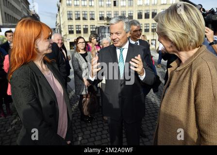 Die Sängerin Axelle Red, Vizepremierministerin und Außenministerin Didier Reynders und Prinzessin Astrid von Belgien, die am Freitag, den 29. September 2017 in Brüssel bei einem königlichen Besuch der Fotoausstellung "pour un monde sans Mines - voor een wereld zonder landmijn" (für eine Welt ohne Landminen) zu sehen war. BELGA FOTO ERIC LALMAND Stockfoto