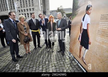 Prinzessin Astrid von Belgien, Singer Axelle Red, Vizepremierminister und Außenminister Didier Reynders, Jean Van Wetter vom Handicap International belgium und Mohamed Ouriaghli, die bei einem königlichen Besuch bei der Eröffnung der Fotoausstellung "pour un monde sans mines - voor een wereld zonder landmijn" (Für eine Welt ohne Landminen), Freitag, den 29. September 2017 in Brüssel. BELGA FOTO ERIC LALMAND Stockfoto