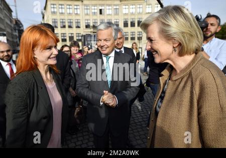 Die Sängerin Axelle Red, Vizepremierministerin und Außenministerin Didier Reynders und Prinzessin Astrid von Belgien, die am Freitag, den 29. September 2017 in Brüssel bei einem königlichen Besuch der Fotoausstellung "pour un monde sans Mines - voor een wereld zonder landmijn" (für eine Welt ohne Landminen) zu sehen war. BELGA FOTO ERIC LALMAND Stockfoto