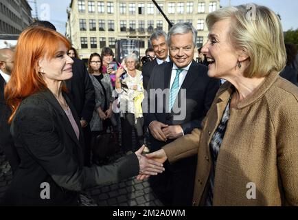 Die Sängerin Axelle Red, Vizepremierministerin und Außenministerin Didier Reynders und Prinzessin Astrid von Belgien, die am Freitag, den 29. September 2017 in Brüssel bei einem königlichen Besuch der Fotoausstellung "pour un monde sans Mines - voor een wereld zonder landmijn" (für eine Welt ohne Landminen) zu sehen war. BELGA FOTO ERIC LALMAND Stockfoto