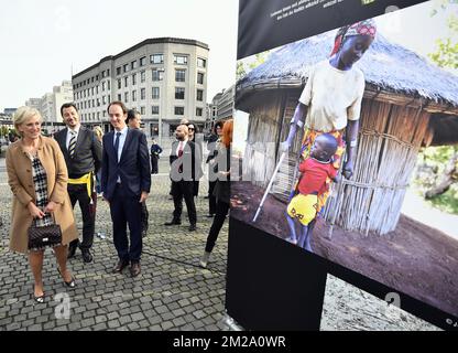 Prinzessin Astrid von Belgien, Singer Axelle Red, Vizepremierminister und Außenminister Didier Reynders, Jean Van Wetter vom Handicap International belgium und Mohamed Ouriaghli, die bei einem königlichen Besuch bei der Eröffnung der Fotoausstellung "pour un monde sans mines - voor een wereld zonder landmijn" (Für eine Welt ohne Landminen), Freitag, den 29. September 2017 in Brüssel. BELGA FOTO ERIC LALMAND Stockfoto