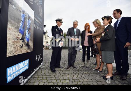 Vizepremierminister und Außenminister Didier Reynders, Singer Axelle Red und Prinzessin Astrid von Belgien, die bei einem königlichen Besuch zur Eröffnung der Fotoausstellung "pour un monde sans Mines - voor een wereld zonder landmijn" (für eine Welt ohne Landminen) am Freitag, den 29. September 2017 in Brüssel zu sehen waren. BELGA FOTO ERIC LALMAND Stockfoto