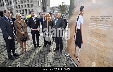 Prinzessin Astrid von Belgien, Singer Axelle Red, Vizepremierminister und Außenminister Didier Reynders, Jean Van Wetter vom Handicap International belgium und Mohamed Ouriaghli, die bei einem königlichen Besuch bei der Eröffnung der Fotoausstellung "pour un monde sans mines - voor een wereld zonder landmijn" (Für eine Welt ohne Landminen), Freitag, den 29. September 2017 in Brüssel. BELGA FOTO ERIC LALMAND Stockfoto