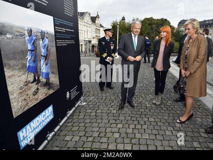 Vizepremierminister und Außenminister Didier Reynders, Singer Axelle Red und Prinzessin Astrid von Belgien, die bei einem königlichen Besuch zur Eröffnung der Fotoausstellung "pour un monde sans Mines - voor een wereld zonder landmijn" (für eine Welt ohne Landminen) am Freitag, den 29. September 2017 in Brüssel zu sehen waren. BELGA FOTO ERIC LALMAND Stockfoto