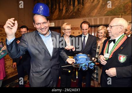 Brüsseler Bürgermeister Philippe Close, Karine Lallieux, Jean Van Wetter of Handicap international belgium und Prinzessin Astrid von Belgien, die bei einem königlichen Besuch bei der Eröffnung der Fotoausstellung "pour un monde sans mines - voor een wereld zonder landmijn" (für eine Welt ohne Landminen), Freitag, den 29. September 2017 in Brüssel. BELGA FOTO ERIC LALMAND Stockfoto