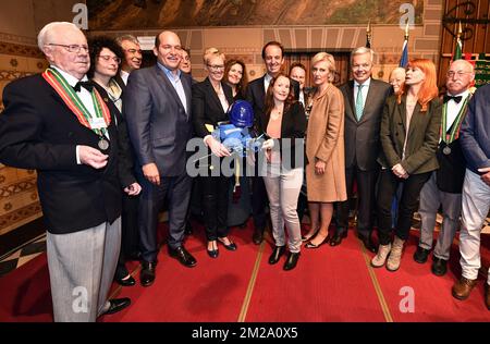 Brüsseler Bürgermeister Philippe Close, Karine Lallieux, Jean Van Wetter of Handicap international belgium und Prinzessin Astrid von Belgien, die bei einem königlichen Besuch bei der Eröffnung der Fotoausstellung "pour un monde sans mines - voor een wereld zonder landmijn" (für eine Welt ohne Landminen), Freitag, den 29. September 2017 in Brüssel. BELGA FOTO ERIC LALMAND Stockfoto