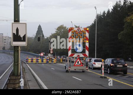 Abbildung zeigt Stau, da das Viadukt Herrmann Debroux wegen Reparaturarbeiten in Brüssel geschlossen ist, Stau. BELGA FOTO NICOLAS MAETERLINCK Stockfoto