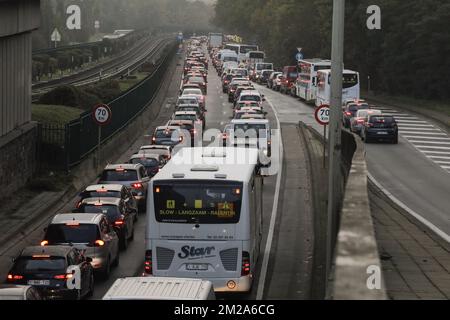 Abbildung zeigt Stau, da das Viadukt Herrmann Debroux wegen Reparaturarbeiten in Brüssel geschlossen ist, Stau. BELGA FOTO THIERRY ROGE Stockfoto