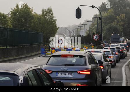 Abbildung zeigt Stau, da das Viadukt Herrmann Debroux wegen Reparaturarbeiten in Brüssel geschlossen ist, Stau. BELGA FOTO THIERRY ROGE Stockfoto