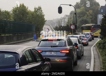Abbildung zeigt Stau, da das Viadukt Herrmann Debroux wegen Reparaturarbeiten in Brüssel geschlossen ist, Stau. BELGA FOTO THIERRY ROGE Stockfoto