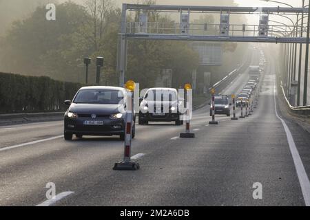 Abbildung zeigt Stau, da das Viadukt Herrmann Debroux wegen Reparaturarbeiten in Brüssel geschlossen ist, Stau. BELGA FOTO THIERRY ROGE Stockfoto