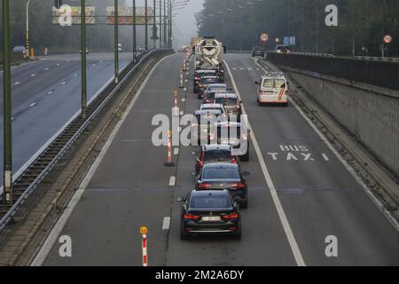 Abbildung zeigt Stau, da das Viadukt Herrmann Debroux wegen Reparaturarbeiten in Brüssel geschlossen ist, Stau. BELGA FOTO THIERRY ROGE Stockfoto