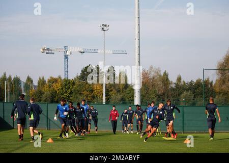 Die Spieler von Essevee wurden während eines Trainings der belgischen Fußballmannschaft Zulte Waregem, der ersten Liga, am Mittwoch, den 18. Oktober 2017 gezeigt. Morgen spielt Zulte das dritte Spiel der Gruppenbühne (Gruppe K) der UEFA Europa League gegen den niederländischen Verein Vitesse. BELGA FOTO BRUNO FAHY Stockfoto